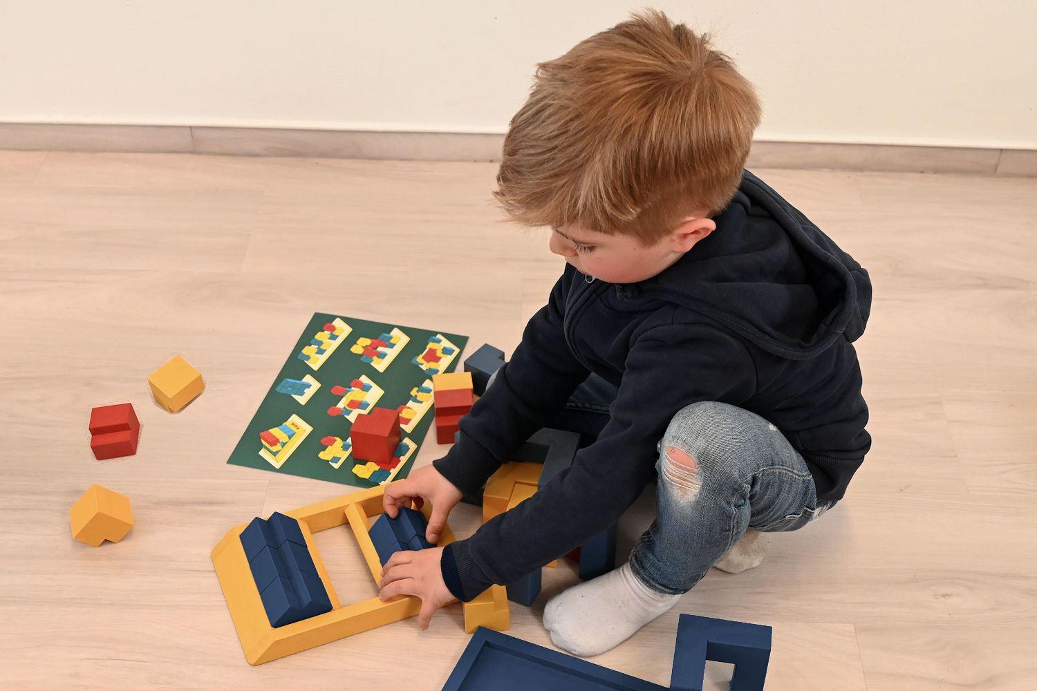 Modularix-Pyramide-Anwendung - Das modularix - System ermöglicht vielseitige Übungen zur Verbesserung der Raumwahrnehmung sowie des dreidimensionalen Denkens (“Lehrmittel Aktuell” - Westermann Verlag) Modularix-Pyramide-Anwendung - Baukasten - Legespiel und Legemosaik