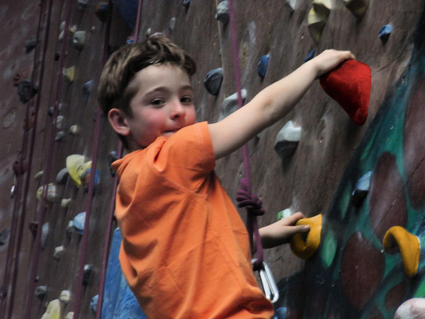 Kletterwand-Kletterhalle - mit passenden Klettergriffen, welche höchste Produkteigenschaften versprechen. Geeignet sowohl für Kletterhallen als auch für Kletterwände im Außenbereich. Kletterwand-Kletterhalle - mit passenden Klettergriffen