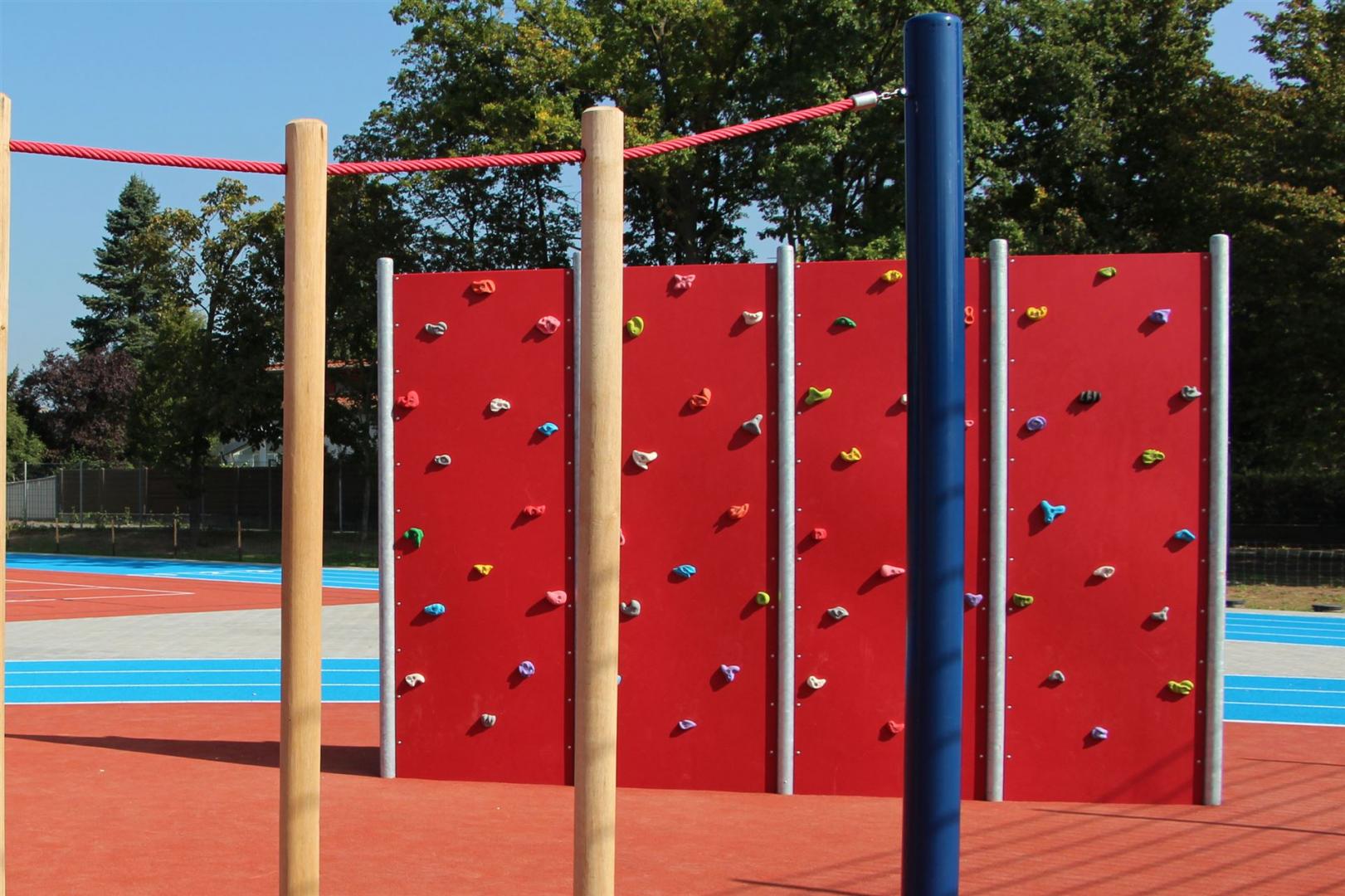 Kletterwand-rot - mit passenden Klettergriffen, welche höchste Produkteigenschaften versprechen. Geeignet sowohl für Kletterhallen als auch für Kletterwände im Außenbereich. Kletterwand-rot - mit passenden Klettergriffen