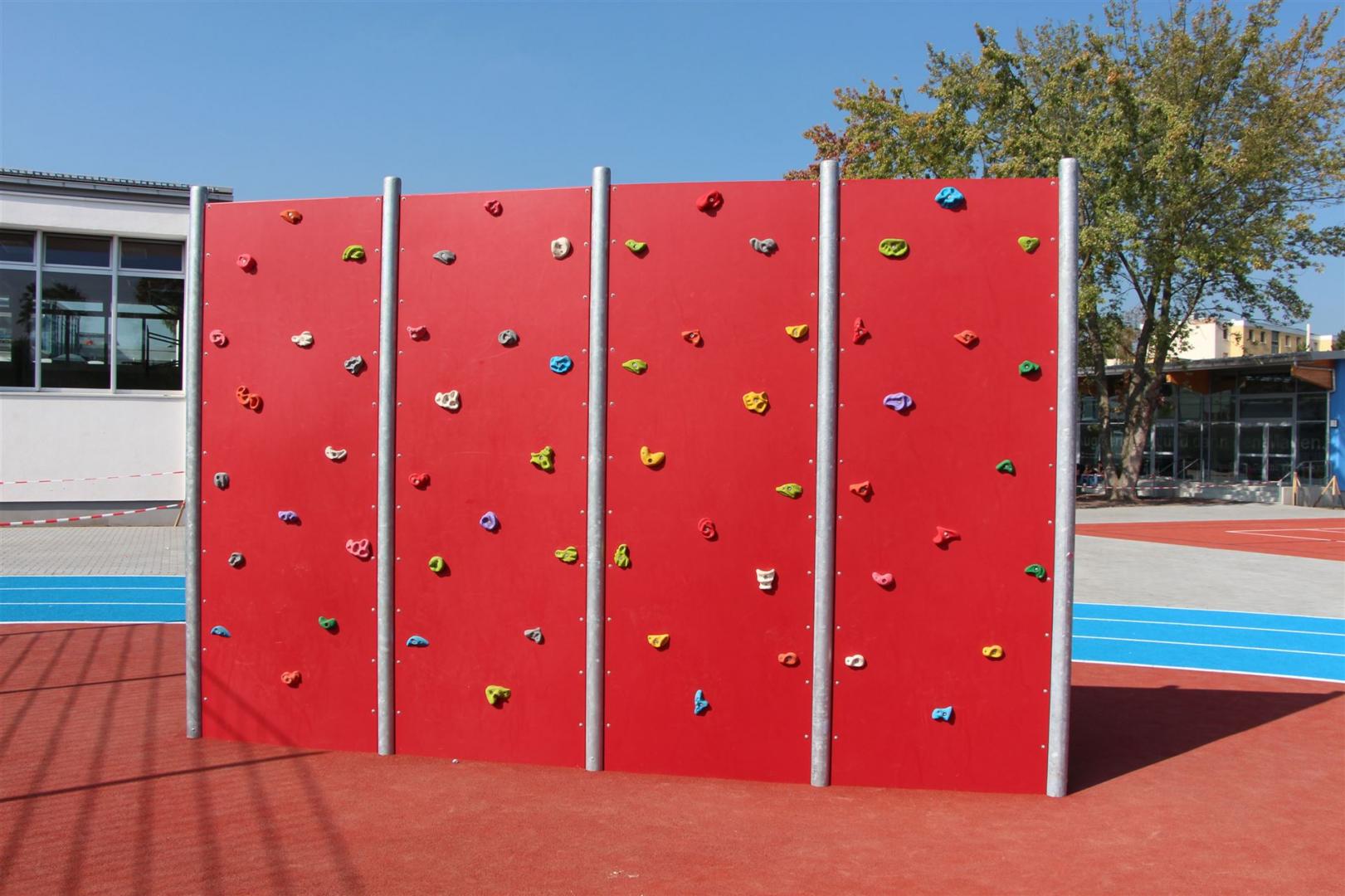Kletterwand - schwer - mit Schul-Klettergriffen, gefertigt aus dem hochwertigen Material Graphikstein®, welches höchste Produkteigenschaften verspricht. Kletterwand - schwer - mit hochwertigen Schul-Klettergriffen