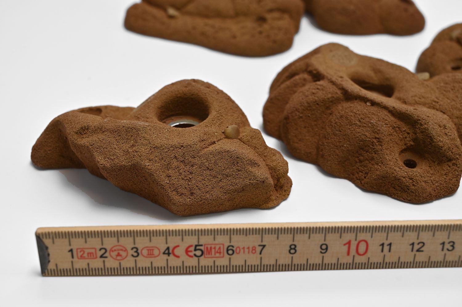 Klettergriffe-Sandstein-Hirtel-braun - die Klettergriffe in Steinoptik kommen der Natur sehr nahe. Kein Griff ist nach Maß sondern hat natürlich geformte Ecken und Kanten. Klettergriffe-Sandstein-Hirtel-braun - naturgetreue Klettergriffe in Steinoptik