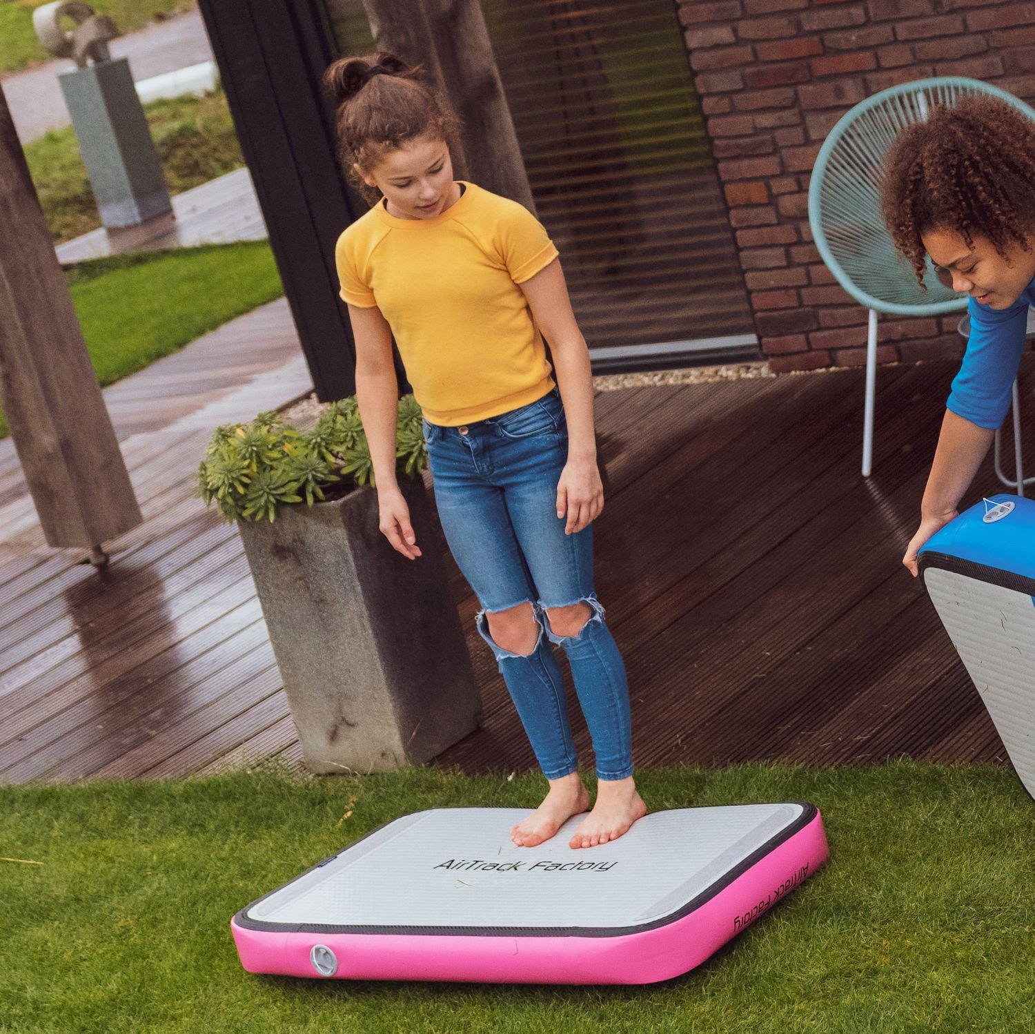 Air Board - im Garten - Das Luftgefüllte AirTrack Kissen eignet sich als Trainingselement für Sprungübungen zu Hause, im Garten, Turnhalle oder Studio.  Air Board - im Garten - Sprungkissen - original AirTrack Factory