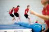 AirRoll TakeOff - Sportunterricht - Luftgefüllter Zylinder mit Ösen und Verbindung zur Verwendung an einer AirTrack-Bahn