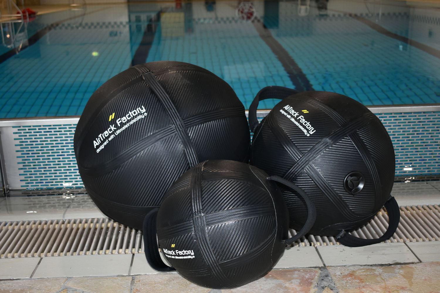 Aqua Line - Aquaball - Die Aqua Line von Airtrack Factory - bringt enorm viele Trainingsmöglichkeiten im Bereich Fitness mit sich Aqua Line - Aquaball - original Airtrack Factory - wird mit Luft und Wasser gefüllt