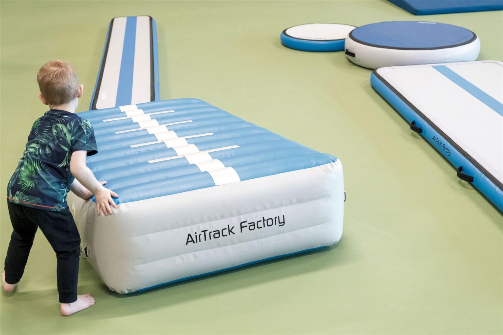 Airtrack - Kleinkinderset - Aufbau - Dieses Set mit Airtrack Factory Produkten wurde speziell für das Kinderturnen im Turnverein oder in der Kita zusammengestellt. Airtrack - Kleinkinderset - Aufbau - original Airtrack Factory
