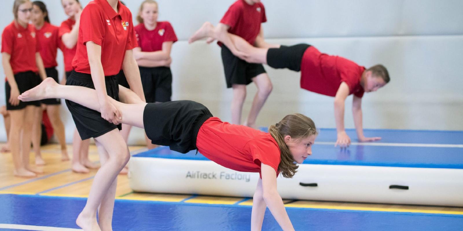 AirTrack TrampolinBahnen - Die Air Track Factory Produkte haben viele Anwendungsbereiche. Sie werden zum Toben in Kindertagesstätten genutzt, wie auch im Sportunterricht in Schule und Verein.  AirTrack TrampolinBahnen - original Airtrack Factory