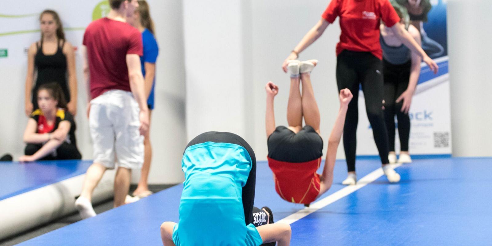 AirTrack TrampolinBahn im Sportunterricht - Die Air Track Factory Produkte haben viele Anwendungsbereiche. Sie werden zum Toben in Kindertagesstätten genutzt, wie auch im Sportunterricht und im Verein AirTrack TrampolinBahn im Sportunterricht - original Airtrack Factory