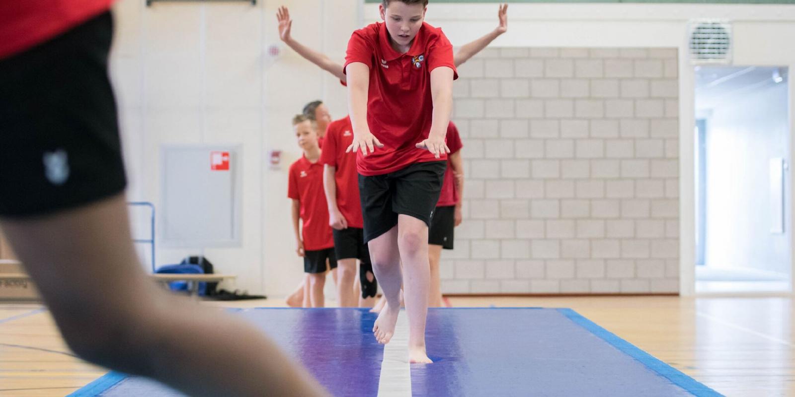 AirTrack TrampolinBahn mit Mittellinie - Die Air Track Factory Produkte haben viele Anwendungsbereiche. Sie werden zum Toben in Kindertagesstätten genutzt, wie auch im Sportunterricht und Verein AirTrack TrampolinBahn mit Mittellinie - original Airtrack Factory