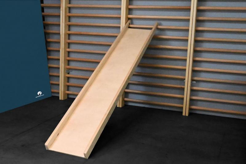 Rutsche-Sprossenwaende - Die Rutsche ist mit Einhängehaken ausgestattet, so dass sie mit Sprungkästen und Sprossenwänden ideal kombiniert werden kann. Rutsche-Sprossenwaende