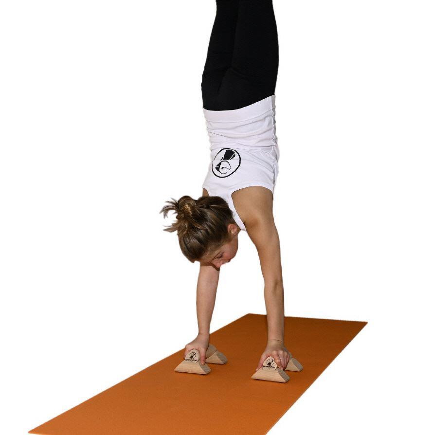 Handstand-Übung - mit Parallettes Base - durch verschiedene Übungen mit Liegestützgriffen/Parallettes wird das statische Gleichgewicht gefördert. Handstand-Übung - mit Parallettes Base