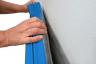 Prallschutzmatten-Wandbefestigung-hellblau - Prallschutzmatten für Wände sowohl für den Innen- als auch für den Außenbereich