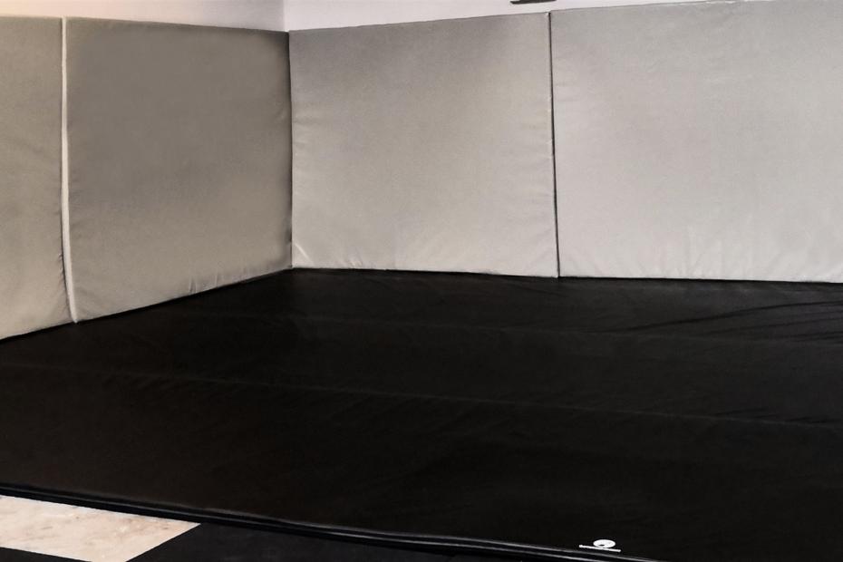 Fertige Bodenturnfläche mit Prallschutzwände