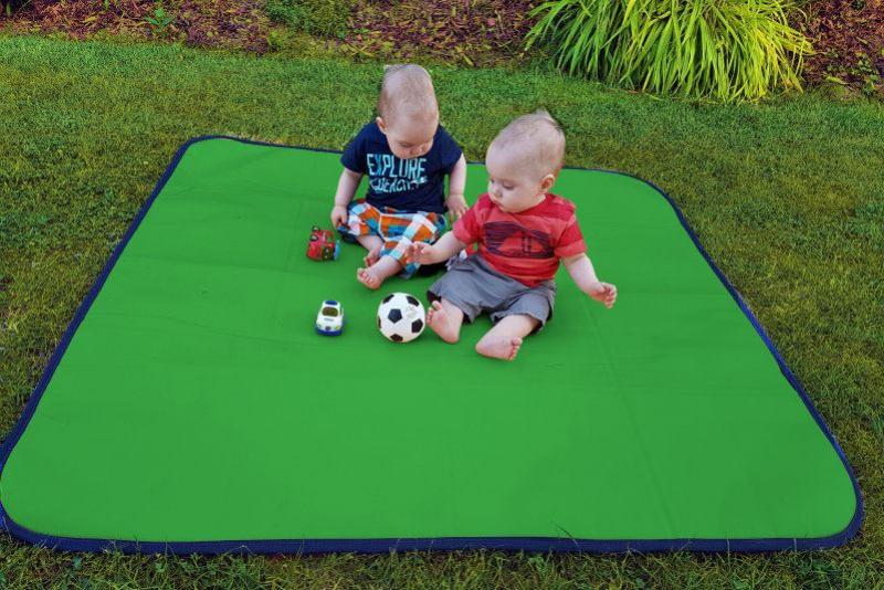 Krabbelmatte im Garten - softe Babymatte, Wendematte