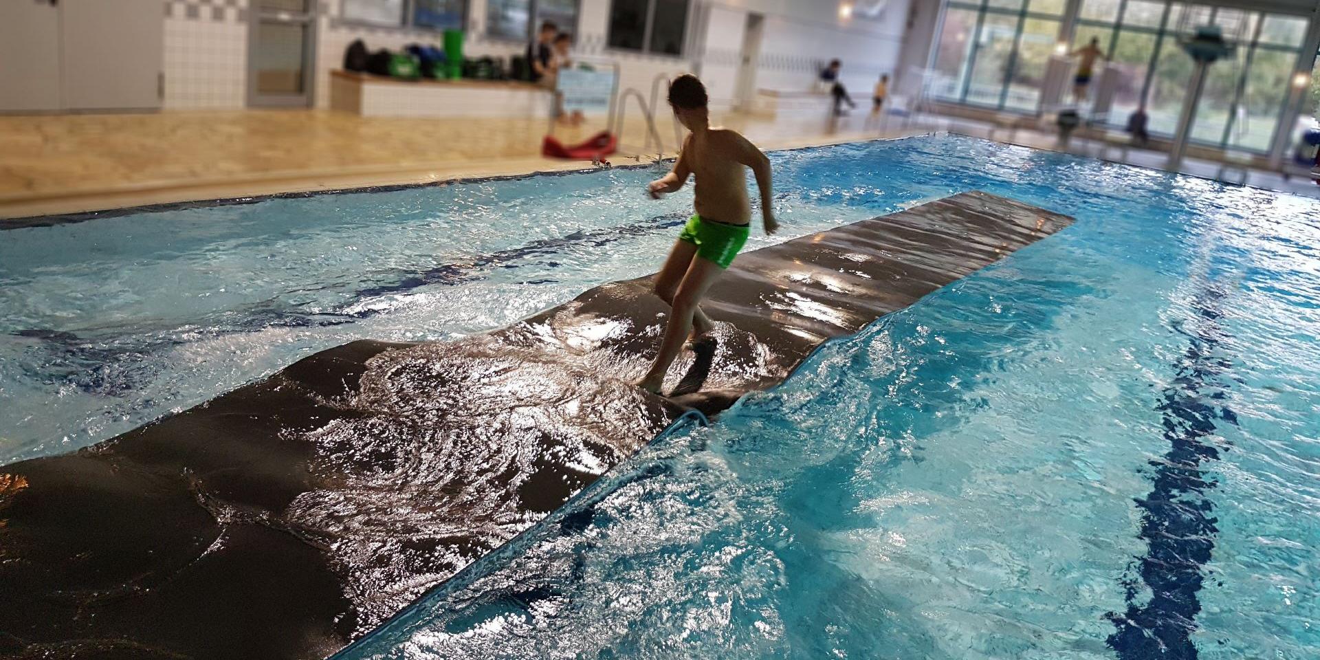 Wasserlaufmatte - Rückwärtslauf auf Wassermatte für Spiel und Spaß und um motorische Fähigkeiten zu entwickeln
