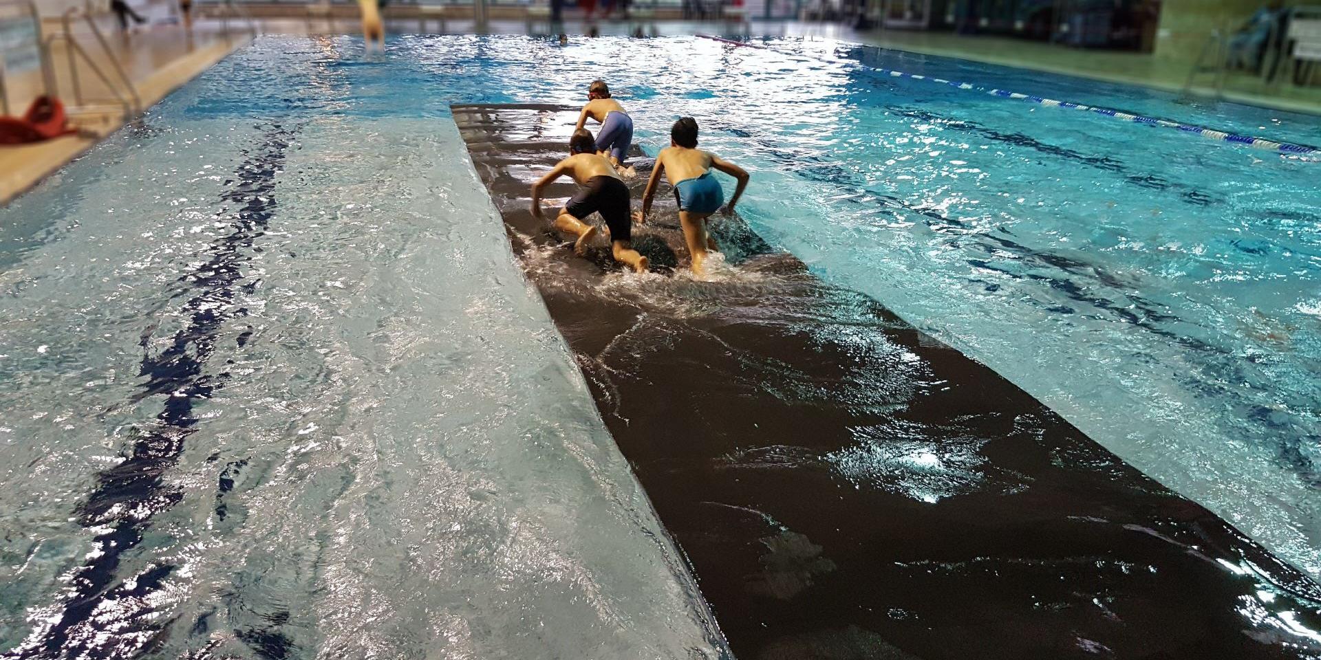 Wasserlaufmatte - Wettkrabbeln auf Wassermatte für Spiel und Spaß und um motorische Fähigkeiten zu entwickeln