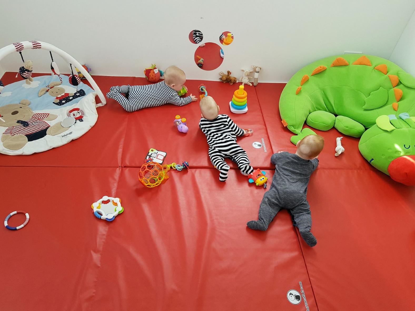 Faltmatten-Fläche - Turnmatte in klappbarer Ausführung, welche in der Mitte 1x zusammengeklappt werden kann - zur platzsparenden Aufbewahrung nach Gebrauch. Faltmatten-Fläche - Turnmatten klappbar ausgelegt