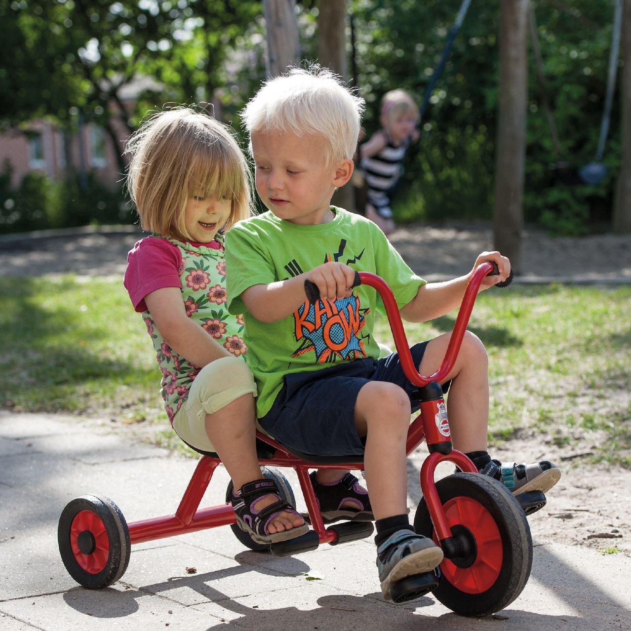 Mini Taxi in Aktion - Bei MINI Winther Viking handelt es sich um eine Produktserie für Kleinkinder (1-4 Jahre). Die Fahrzeuge sind angepasst an den motorischen Fähigkeiten dieser Altersstufe. Mini Taxi in Aktion - Serie MINI Winther Viking (1-4 Jahre)