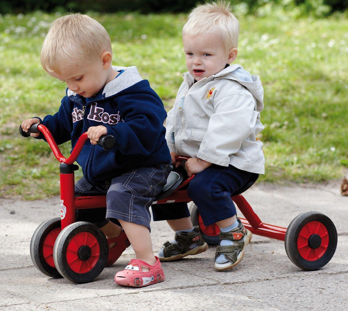 MINI Rutschdreirad für zwei Aktion - Bei MINI Winther Viking handelt es sich um eine Produktserie für Kleinkinder (1-4 Jahre). Die Fahrzeuge sind angepasst an den motorischen Fähigkeiten diese Alters MINI Rutschdreirad für zwei Aktion - Serie MINI Winther Viking (1-4 Jahre)