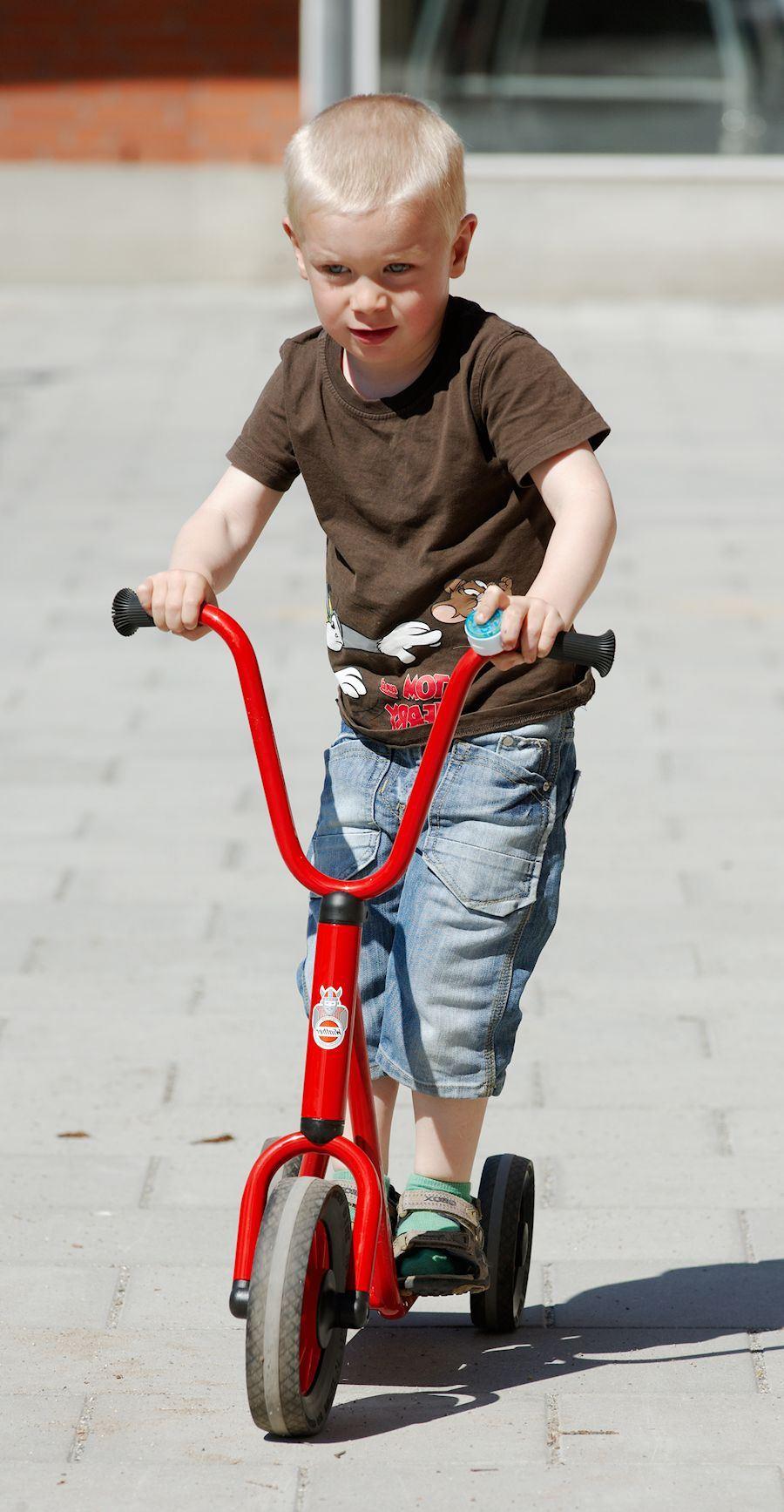 Roller - Die Außenfahrzeuge von Winther Vinking gehören zum Besten, was es im Bereich "Fahrzeuge für Kinderinstitutionen" gibt. Qualität und Haltbarkeit sind unübertroffen. Roller von Winther Viking Institutionsfahrzeug in hoher Qualität