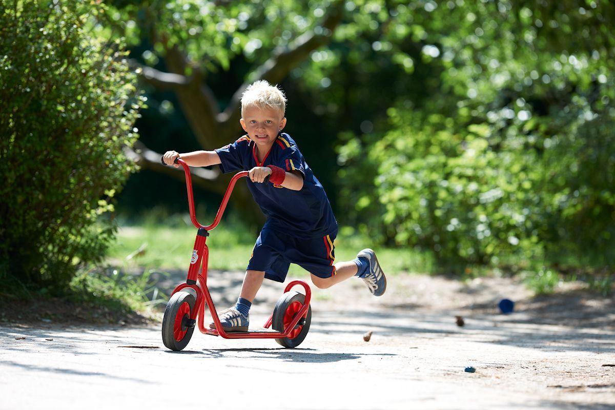 Roller in Aktion - Die Außenfahrzeuge von Winther Vinking gehören zum Besten, was es im Bereich "Fahrzeuge für Kinderinstitutionen" gibt. Qualität und Haltbarkeit sind unübertroffen. Roller in Aktion von Winther Viking Institutionsfahrzeug in hoher Qualität