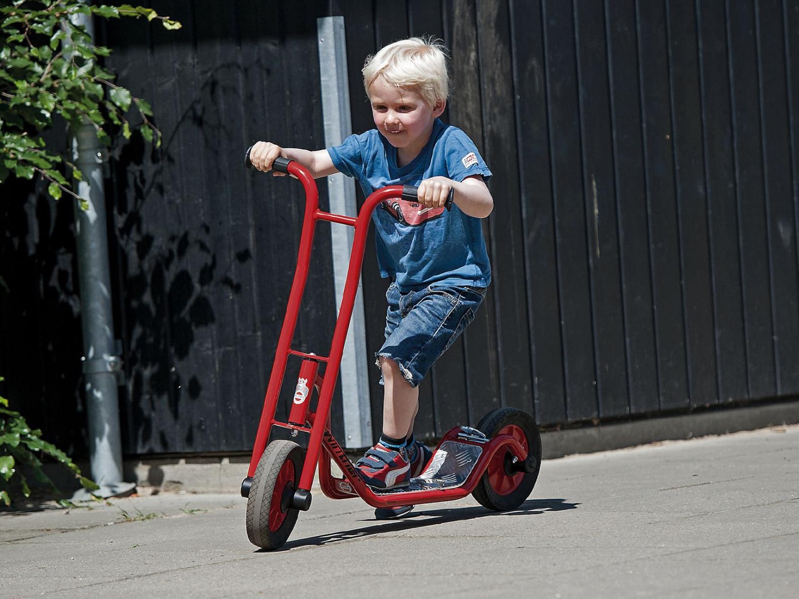 Roller klein Aktion - Die Außenfahrzeuge von Winther Vinking gehören zum Besten, was es im Bereich "Fahrzeuge für Kinderinstitutionen" gibt. Qualität und Haltbarkeit sind unübertroffen. Roller klein Aktion - Winther Viking Institutionsfahrzeug in hoher Qualität