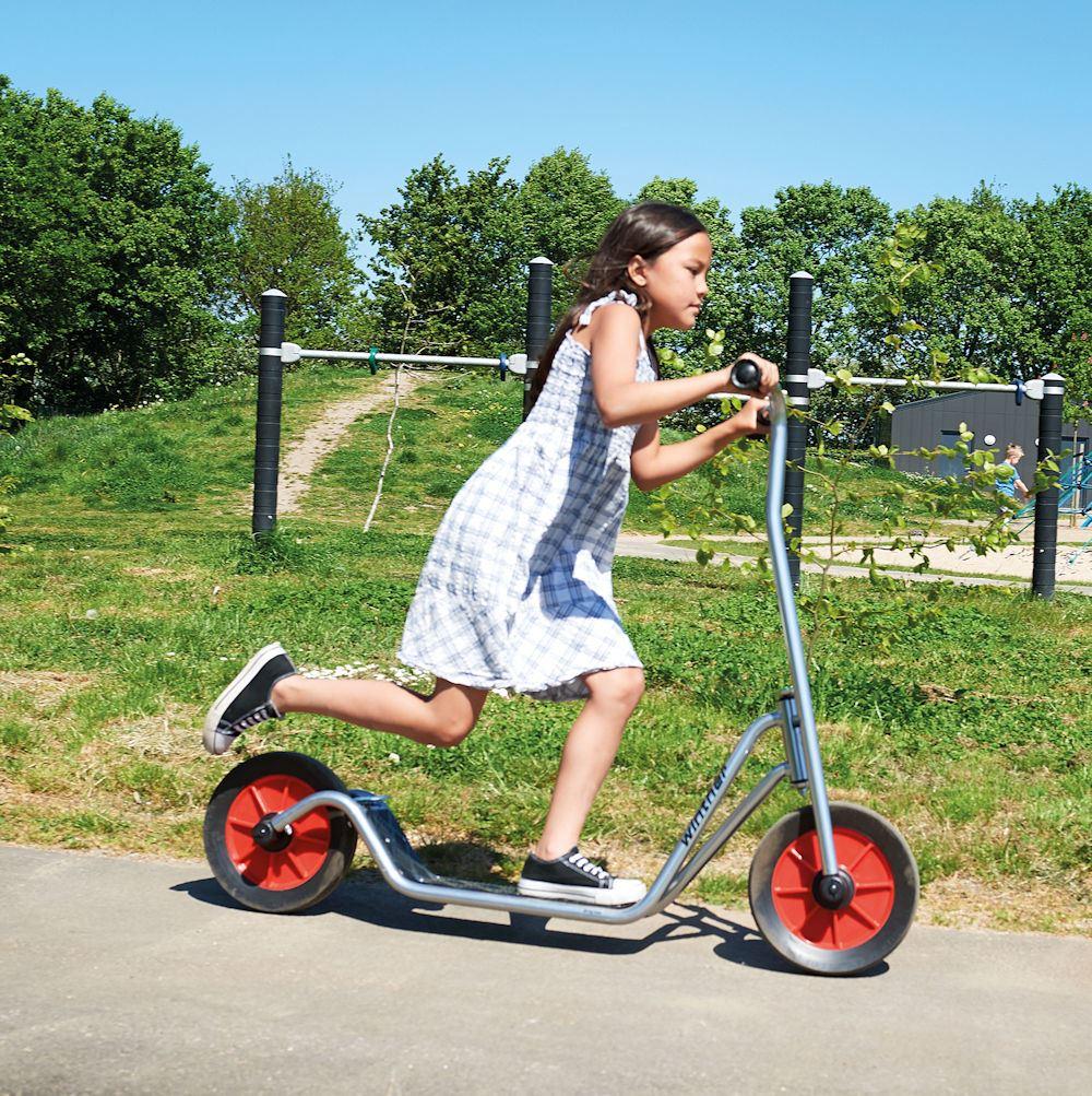 Roller Maxi Aktion - Die Außenfahrzeuge von Winther Vinking gehören zum Besten, was es im Bereich "Fahrzeuge für Kinderinstitutionen" gibt. Qualität und Haltbarkeit sind unübertroffen. Roller Maxi Aktion - Winther Viking Institutionsfahrzeug in hoher Qualität