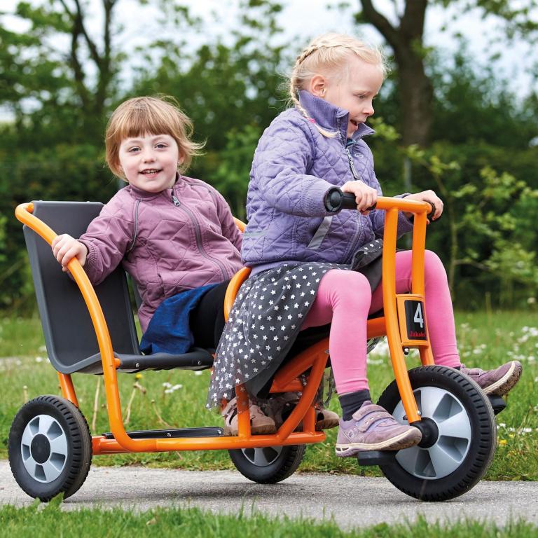 Doppeltaxi mit Fahrgast - Fahrzeug für Kitas und andere Institutionen