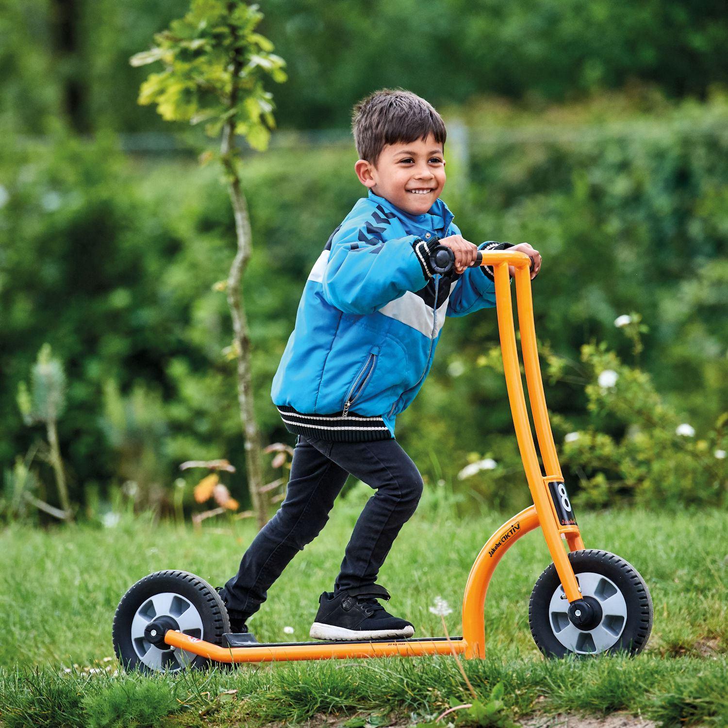 Roller - Jakobs - das Kinderfahrzeug findet seinen Einsatz in Kinderkrippen, Kitas, bei Tagesmüttern, auf Spielplätzen und andere Institutionen - aber auch bei anspruchsvollen Privatpersonen. Roller - Jakobs - Fahrzeug für Kitas und andere Institutionen